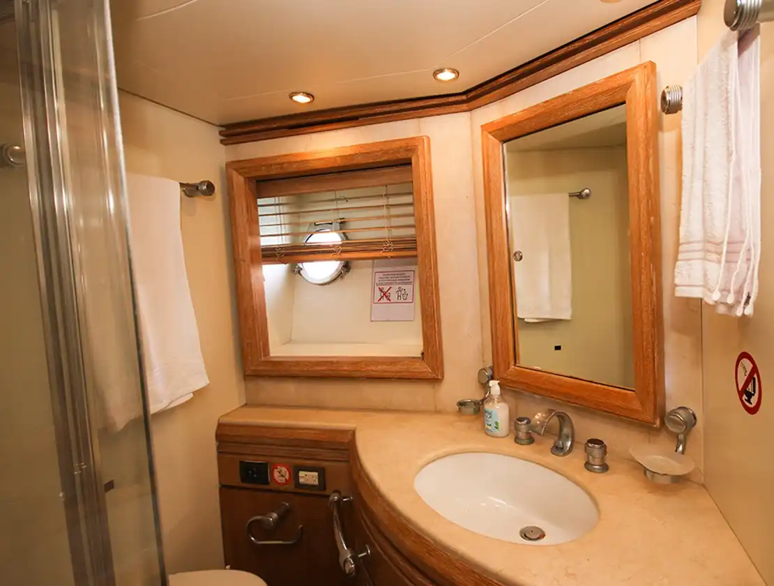 Antalya Yacht Rental Azimut Leonardo 98 